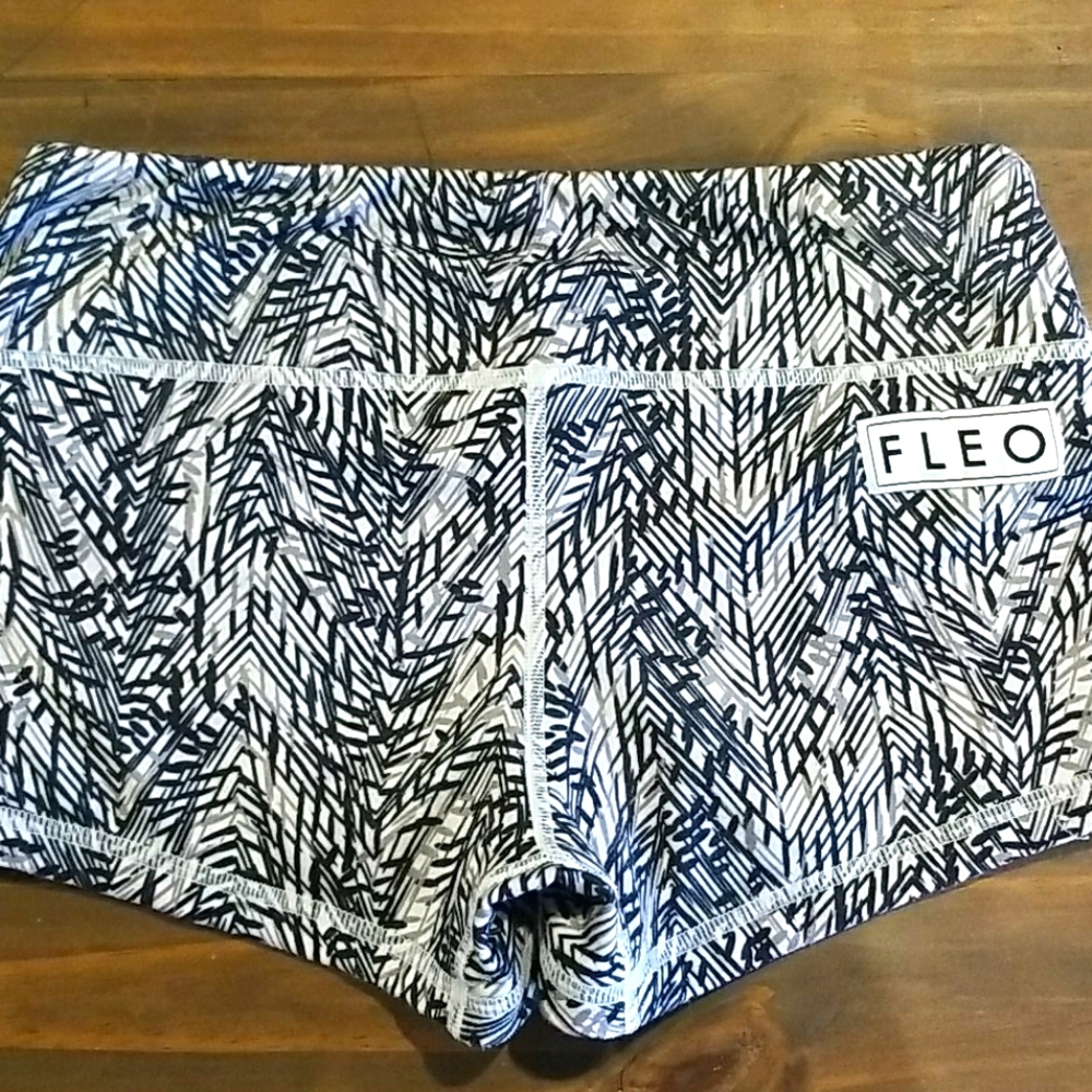Fleo Shorts - Picture 2 of 4